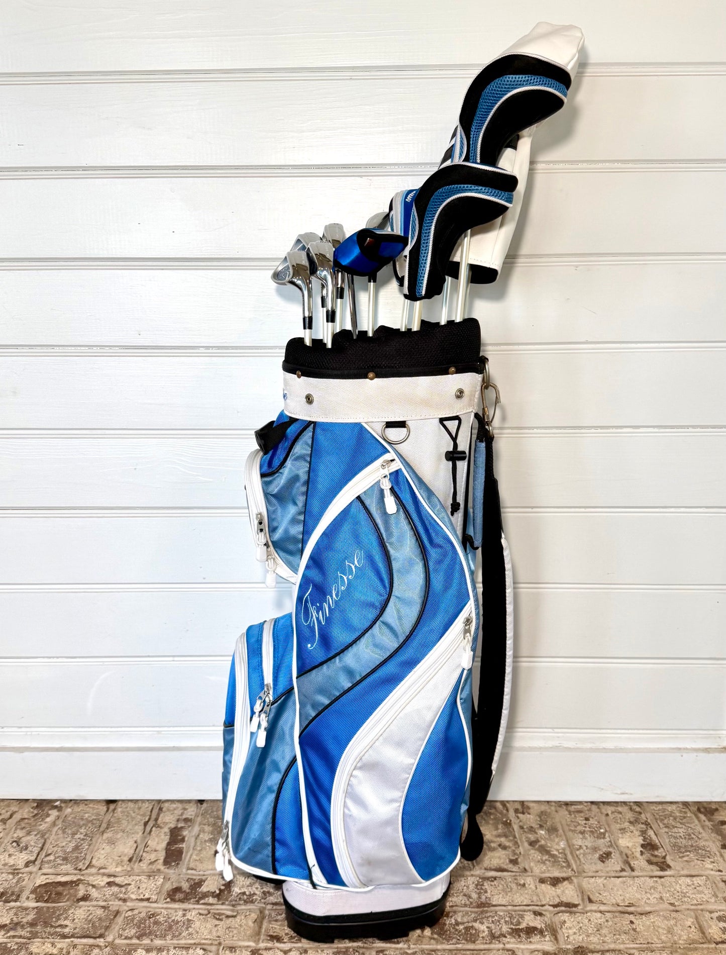 Ladies Finesse Set of Golf Clubs W/Bag & Extras