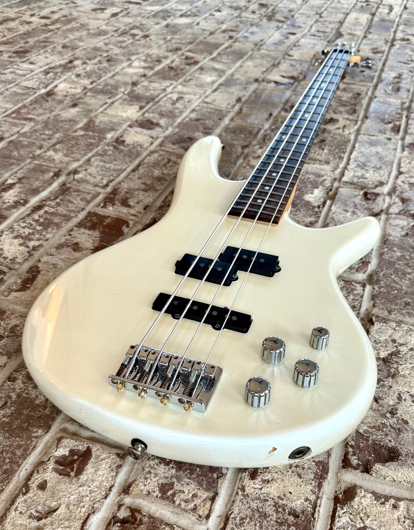 Ibanez GSR200 Pearl White Electric Bass Guitar