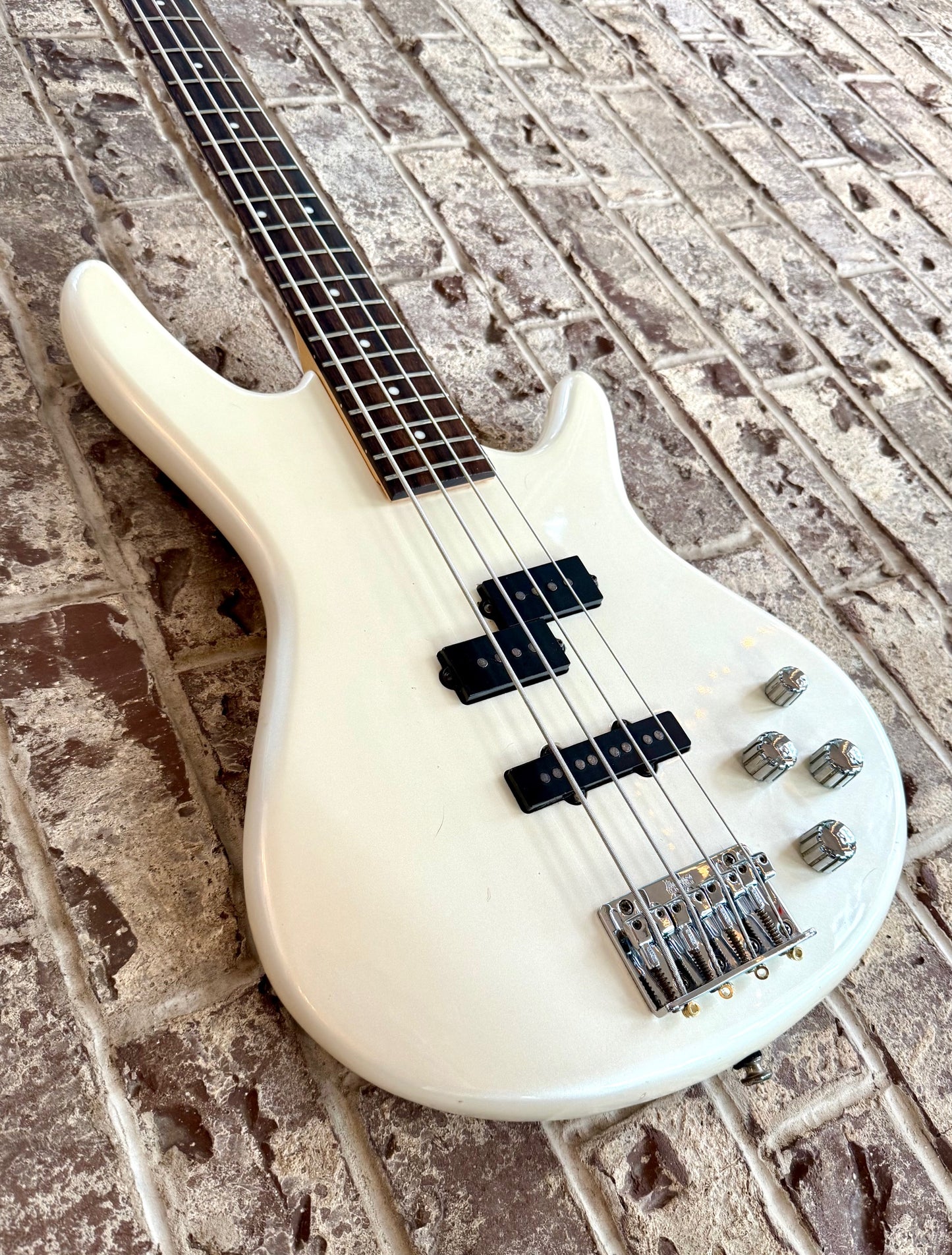 Ibanez GSR200 Pearl White Electric Bass Guitar