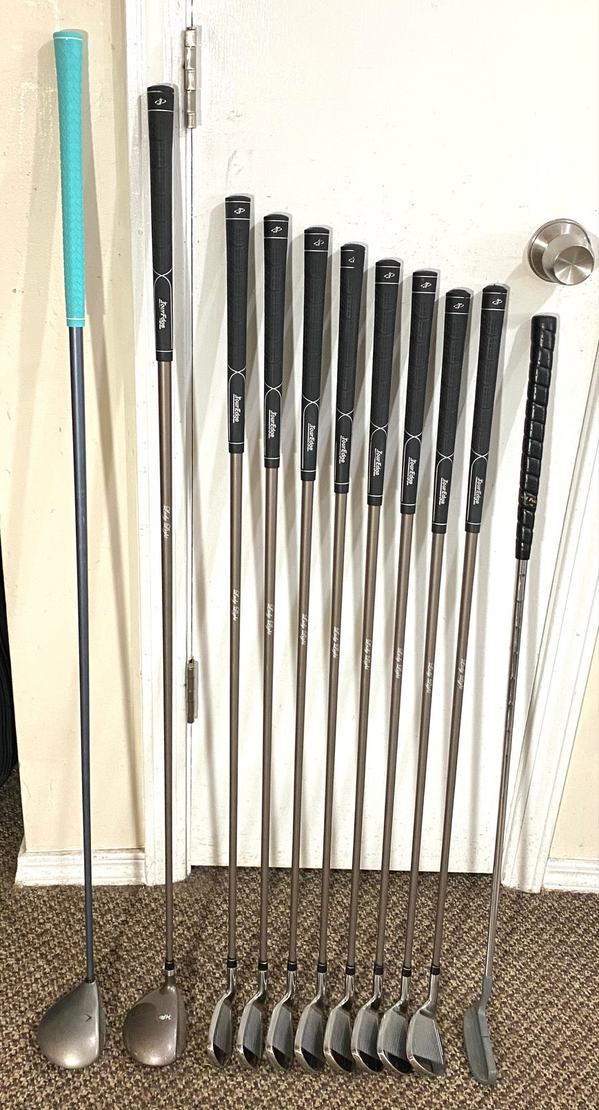 PENDING PICKUP Ladies Tour Edge/Callaway Full Set of Gold Clubs W/Bag & Extras