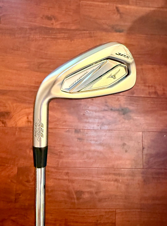 LIKE NEW Left-Handed Mizuno JPX 925 Hot Metal 4 Iron