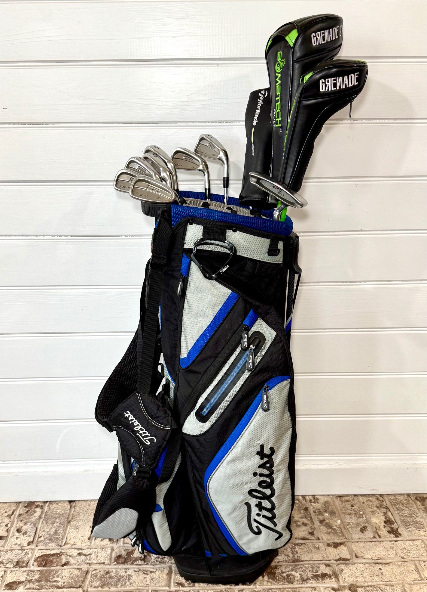 Titleist/Bombtech/TaylorMade Set of Golf Clubs W/Bag NEW GRIPS