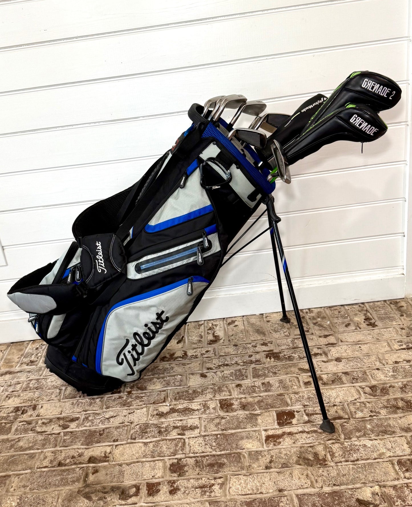 Titleist/Bombtech/TaylorMade Set of Golf Clubs W/Bag NEW GRIPS