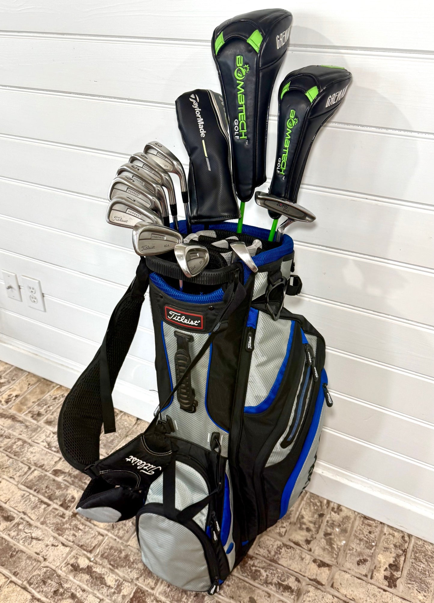 Titleist/Bombtech/TaylorMade Set of Golf Clubs W/Bag NEW GRIPS