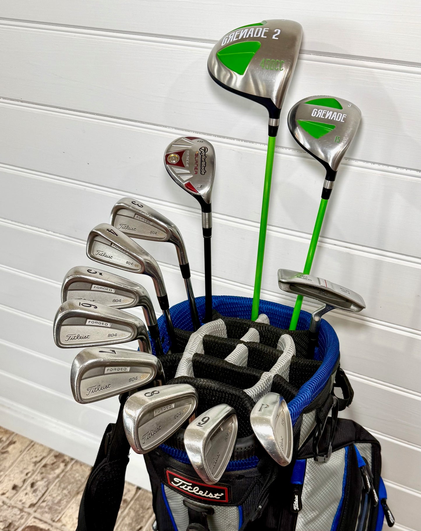 Titleist/Bombtech/TaylorMade Set of Golf Clubs W/Bag NEW GRIPS