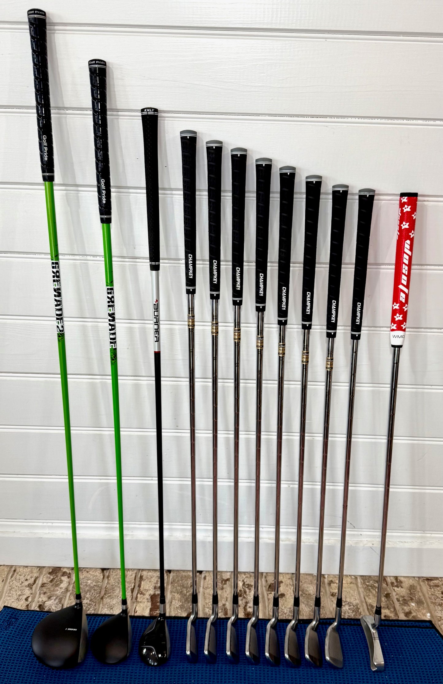 Titleist/Bombtech/TaylorMade Set of Golf Clubs W/Bag NEW GRIPS